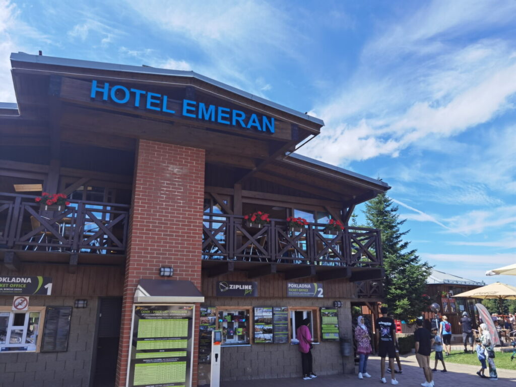 Familienhotel Osterzgebirge - das Hotel Emeran liegt direkt im Sportareal Kliny