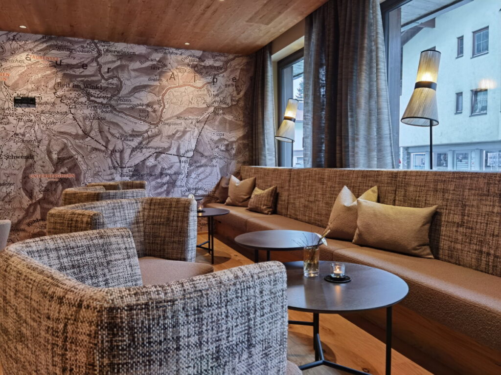 Entspannen in der neuen Lobby im Hotel DAS WALCHSEE