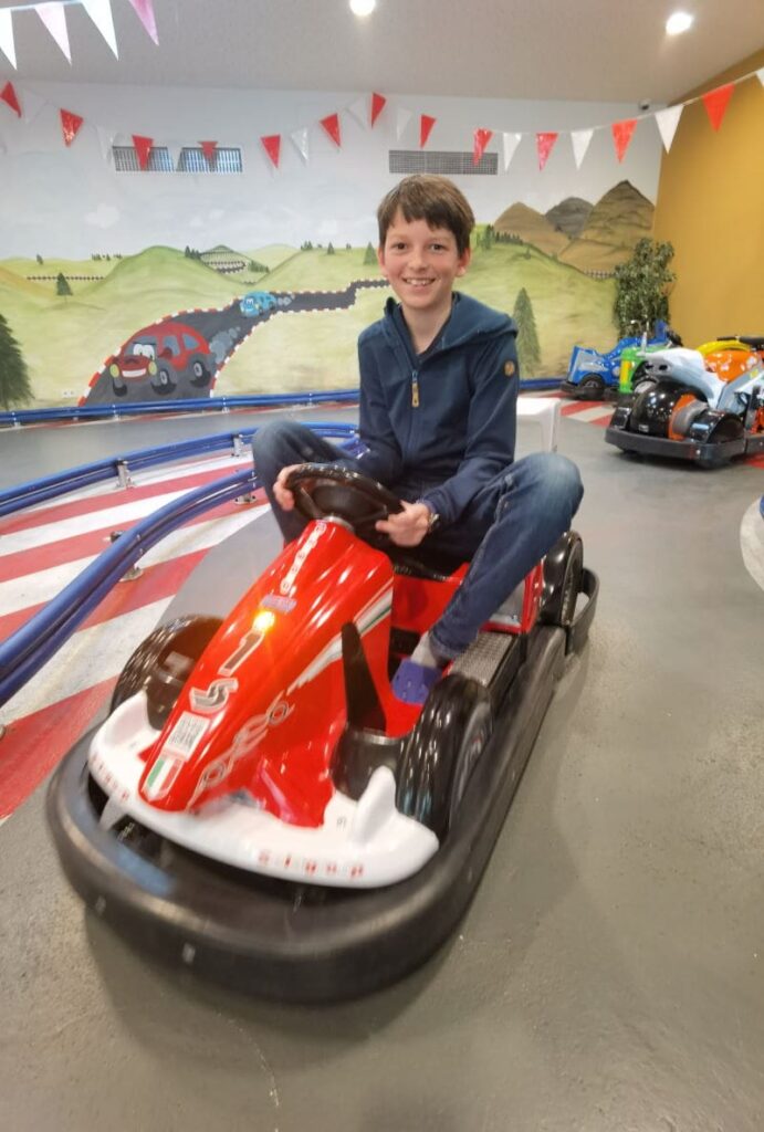 Du findest im Familienhotel Schreinerhof ganz viel Indoor-Spielmöglichkeiten, zum Beispiel die Indoor Kartbahn