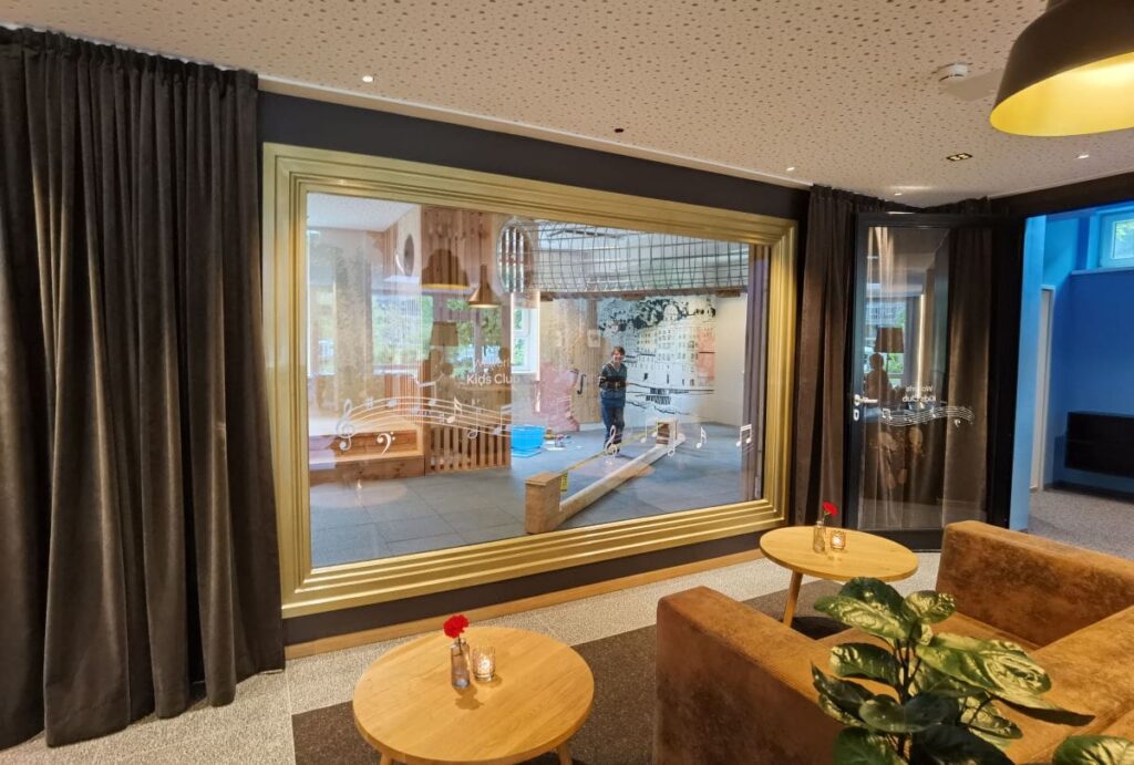 Das Panoramafenster auf den Indoor Kinderspielplatz im JUFA Familienhotel Salzburg