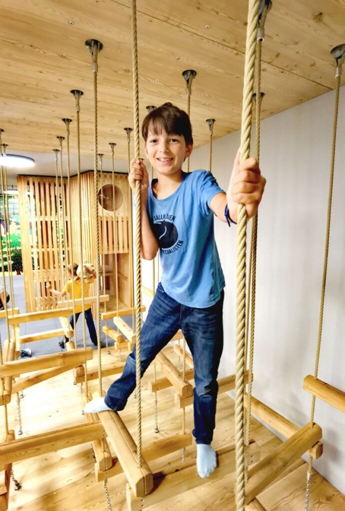 Familienhotel in den Bergen mit Indoorspielplatz aus Holz