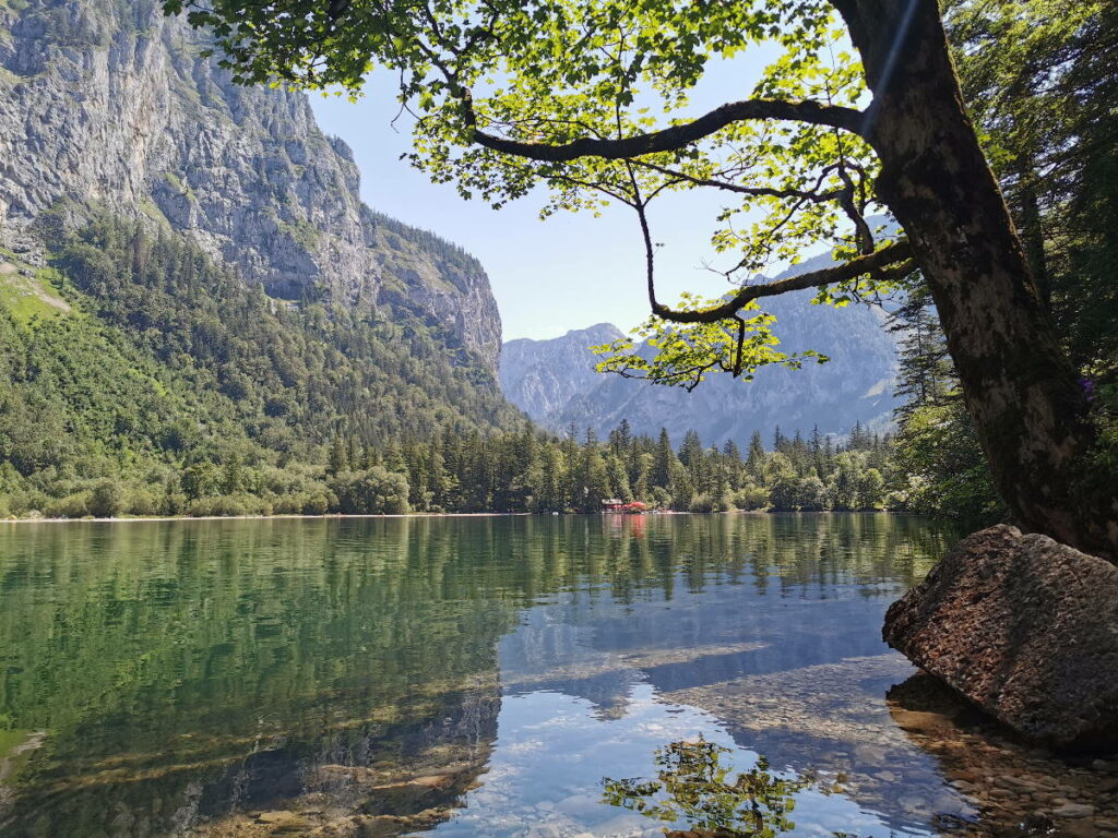 Familienhotel in den Bergen - das JUFA Hotel Eisenerz liegt in der Nähe dieses idylischen Sees zum Wandern und Baden