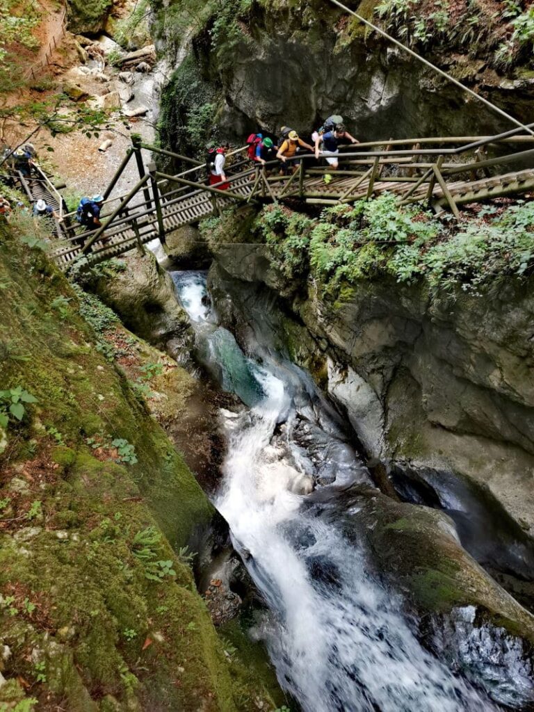 Im Familienhotel in den Bergen in Weiz übernachten und zu diesen Naturwundern wandern