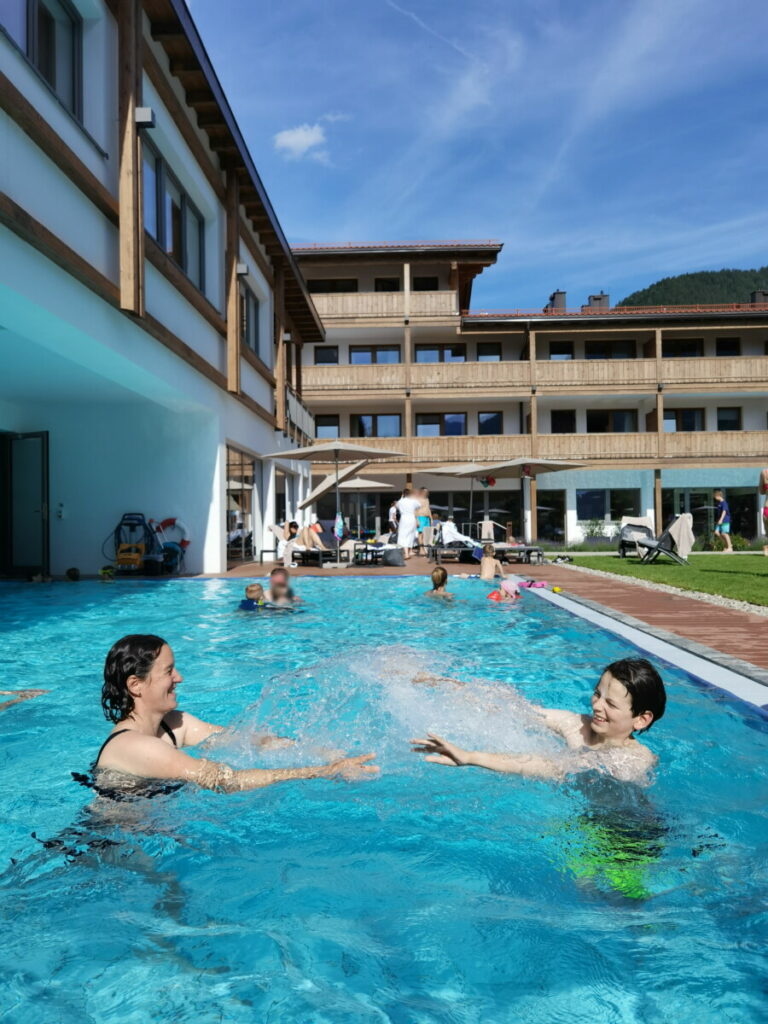 Familienhotel mit Pool: Du kannst in 4 Pools im Familienhotel Bayrischzell plantschen und schwimmen