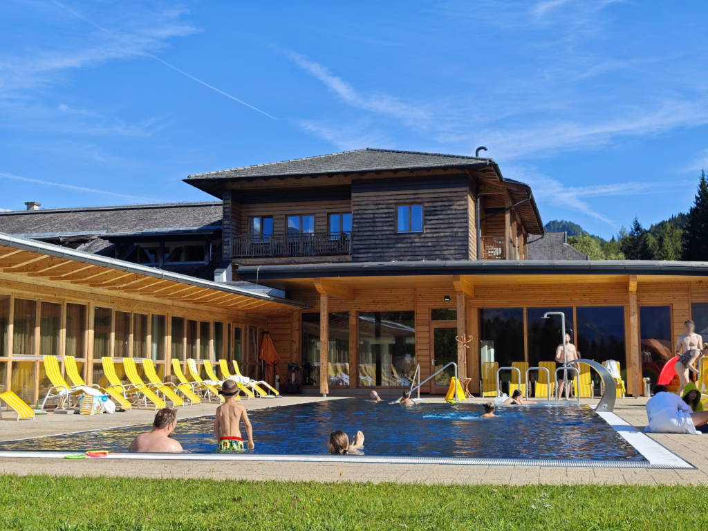 Familienhotel mit Schwimmbad und Babypool - mitten in den Bergen