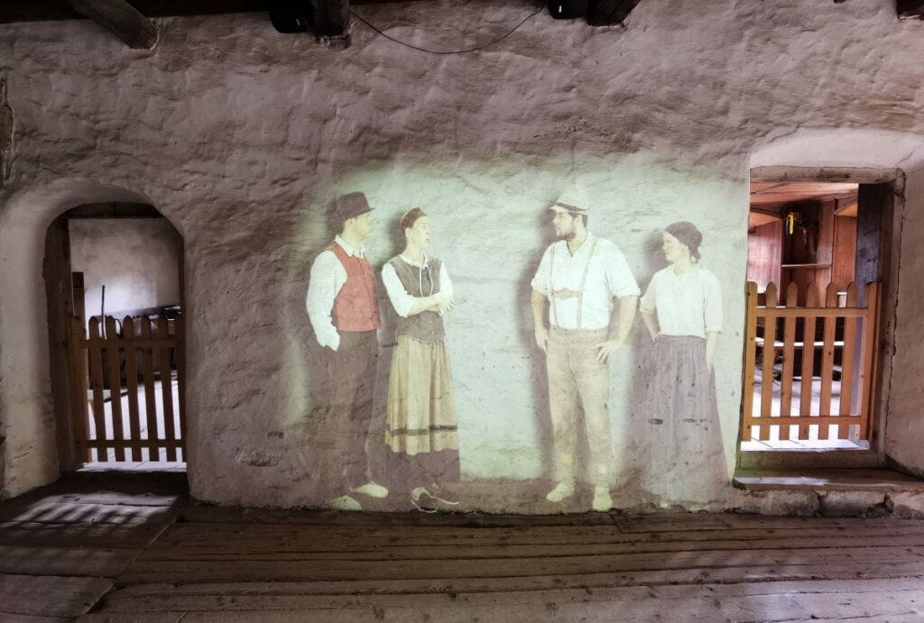 Eine der Lichtprojektionen im Höfemuseum Kramsach - ein Tag im Familienurlaub Alpbach