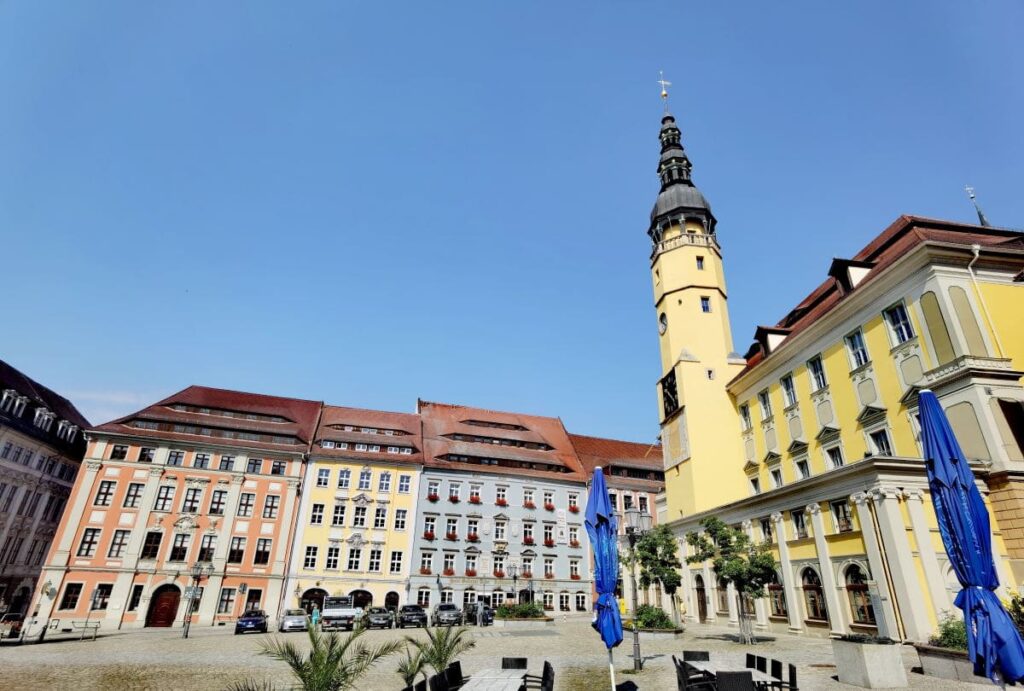 Wir starten unseren Stadtrundgang vor dem prächtigen Rathaus - eine der Bautzen Sehenswürdigkeiten