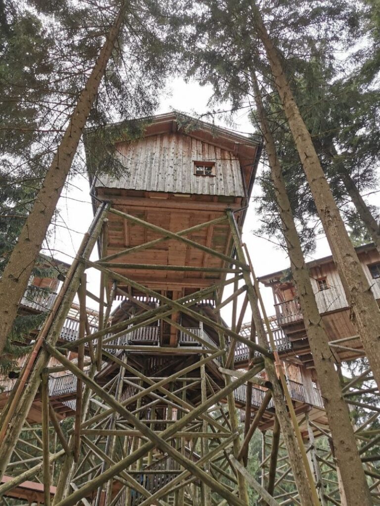 Exklusiv übernachten im Baumhaushotel Kopfing