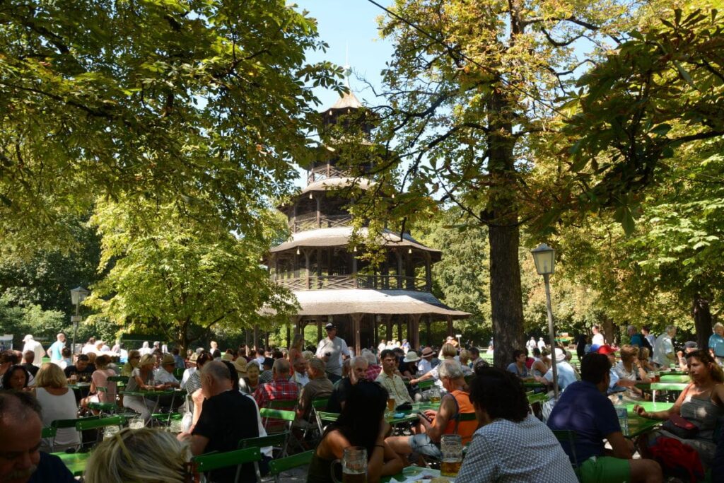 Familienurlaub Deutschland - der bekannte Biergarten am Chinesischen Turm in München