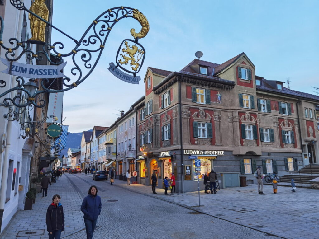 Familienurlaub Garmisch Partenkirchen mit Kindern - von den Bader Suites spazieren wir durch Garmisch Partenkirchen