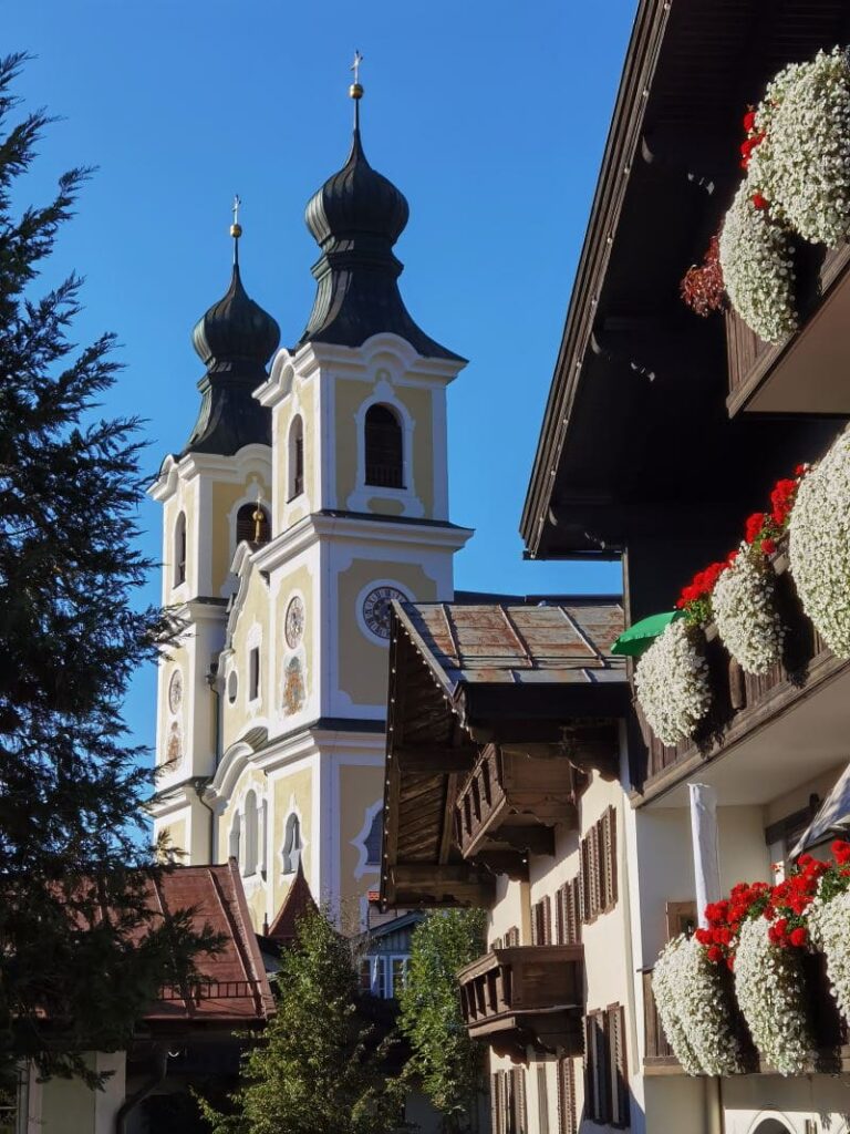 Familienurlaub Hopfgarten - das Familienhotel ist zentral zwischen der bekannten Kirche und der Hohe Salve Bergbahn