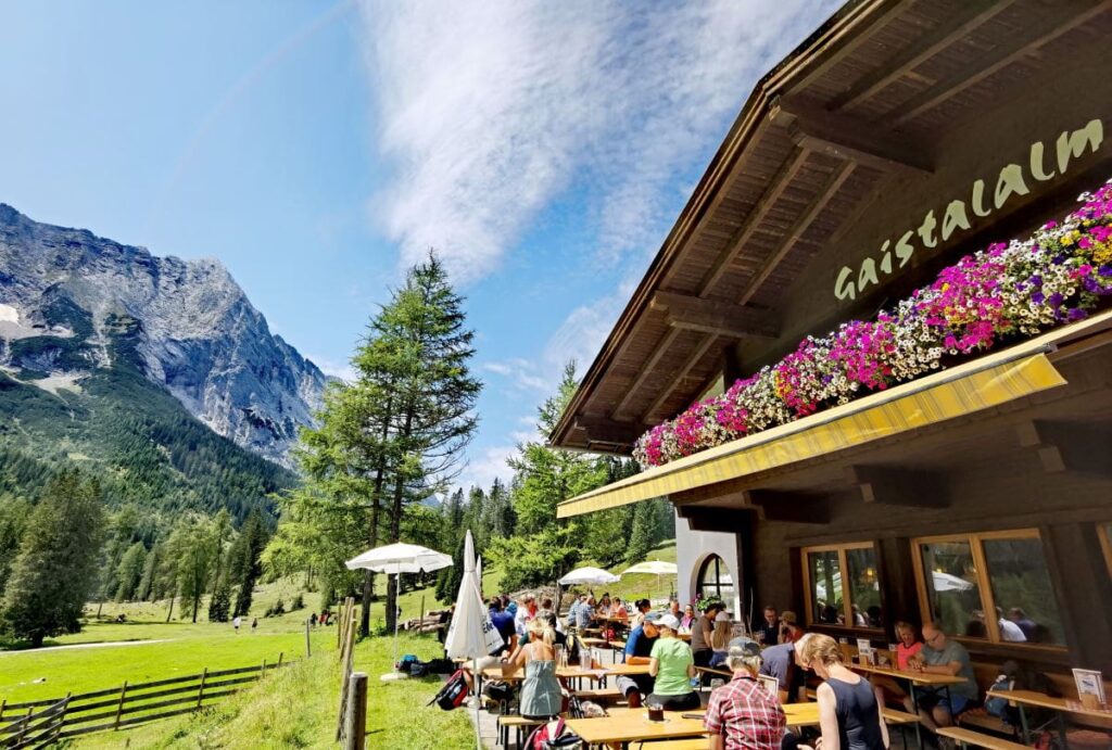 Urige Einkehr im Familienurlaub Österreich auf der Gaistalalm