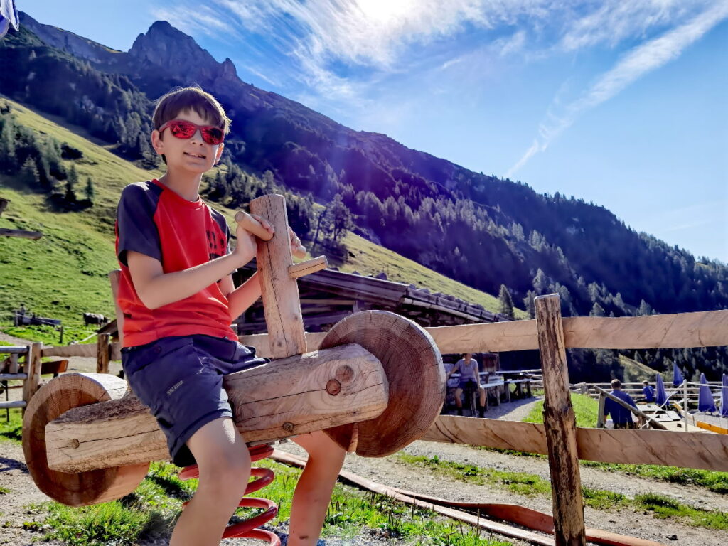 Familienurlaub Österreich Geheimtipps: Die Dalfazalm mit kleinem Spielplatz, Kaiserschmarrn und Achenseeblick