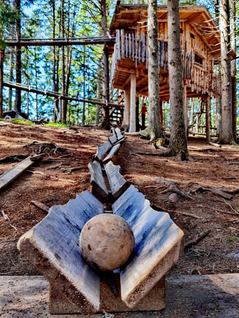 Familienurlaub Österreich Geheimtipp: Der Kugelwald mit der weltgrößten Holzkugelbahn