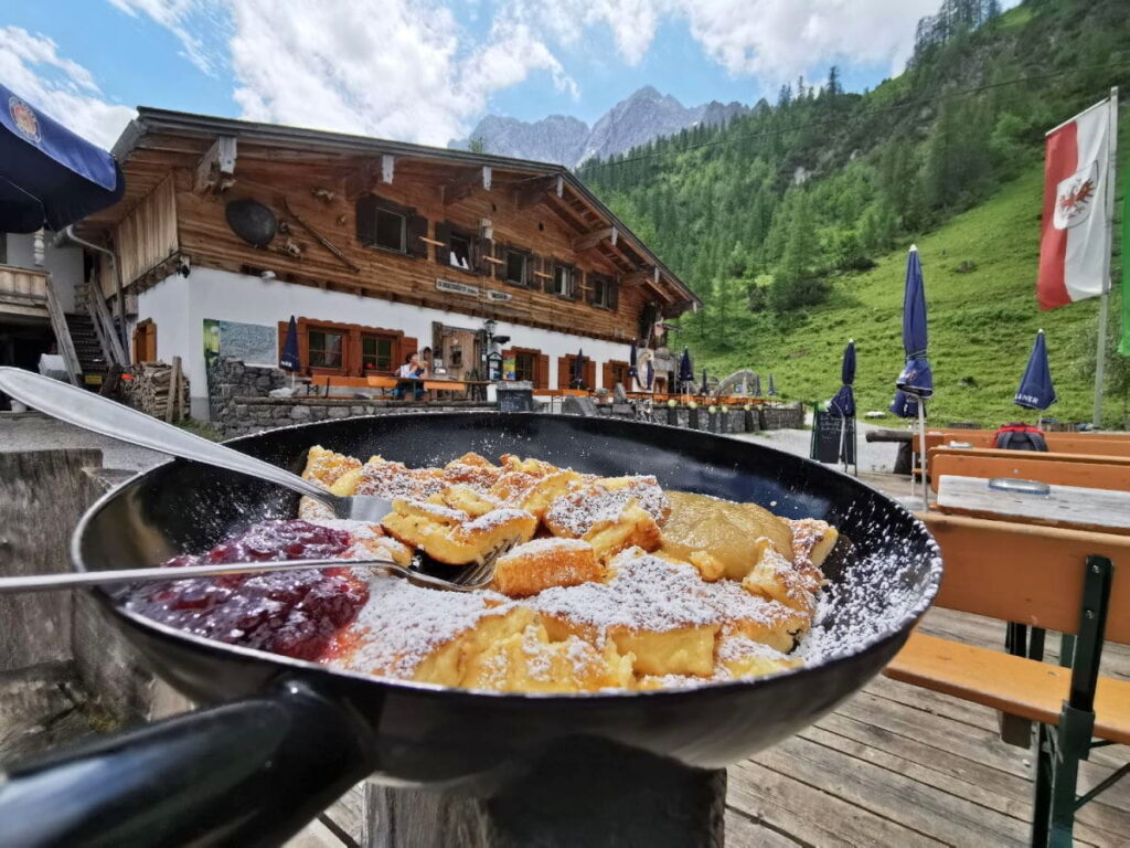 Familienurlaub Österreich Hüttenübernachtung mit Kaiserschmarrn: Die Binsalm