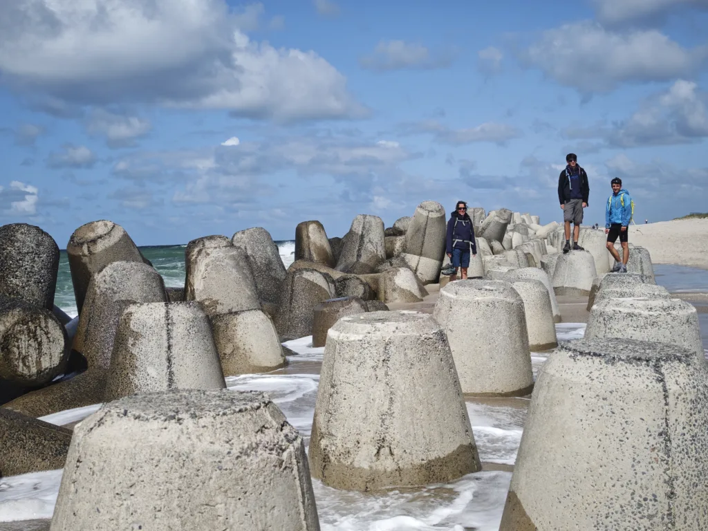 Die Tetrapoden sollen den Strand bei der Flut schützen - und sind ein beliebtes Fotomotiv