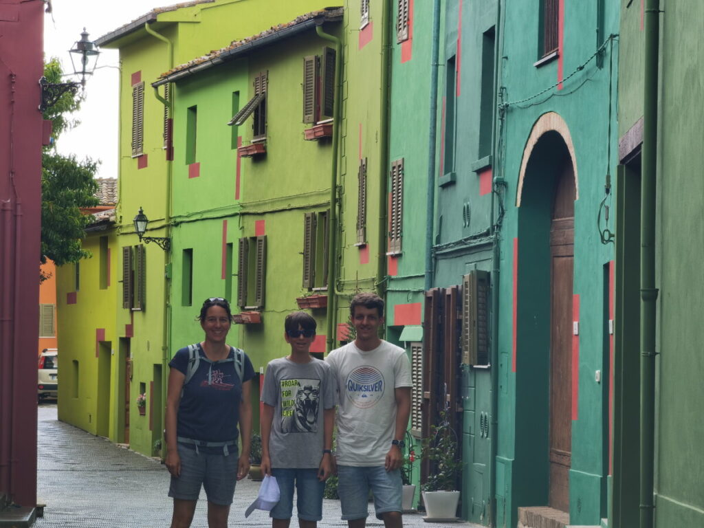 Familienurlaub Toskana: Durch schmale Gassen mit bunten Hausfassaden bummeln