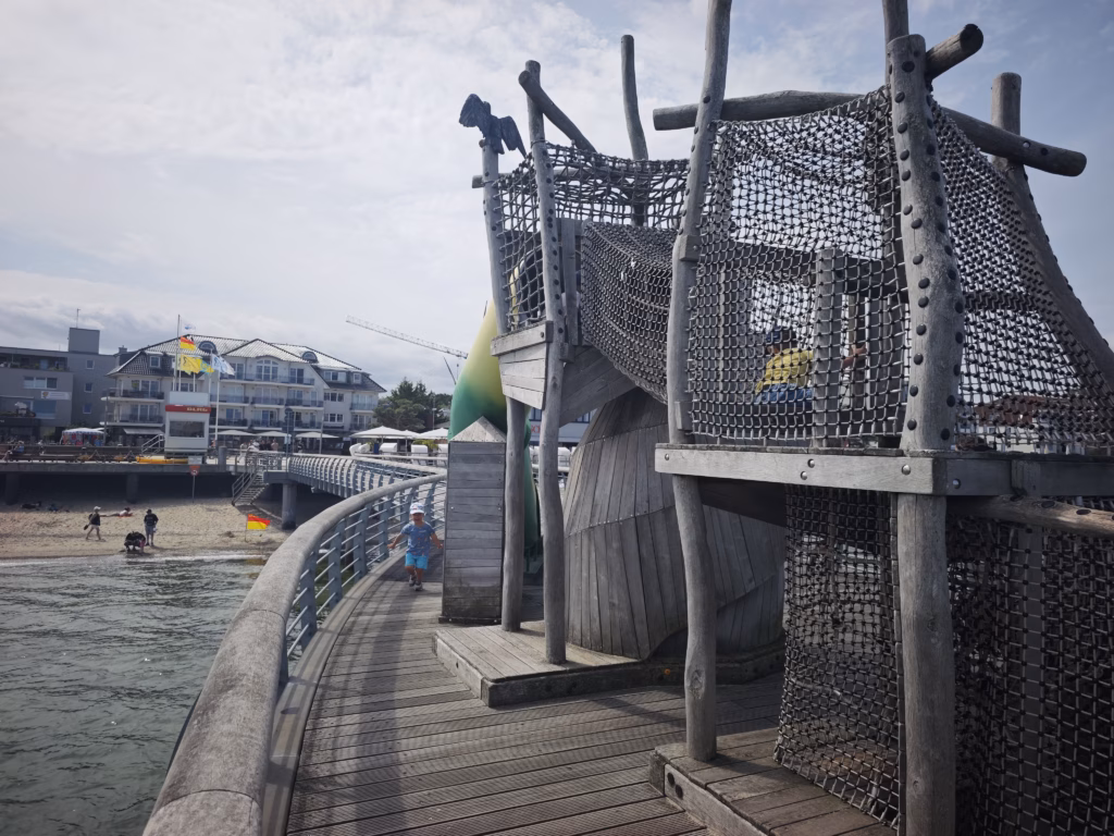 Gerade mit kleinen im Familienurlaub Travemünde gut - die Seebrücke Niendorf, samt Spielplatz auf der Seebrücke
