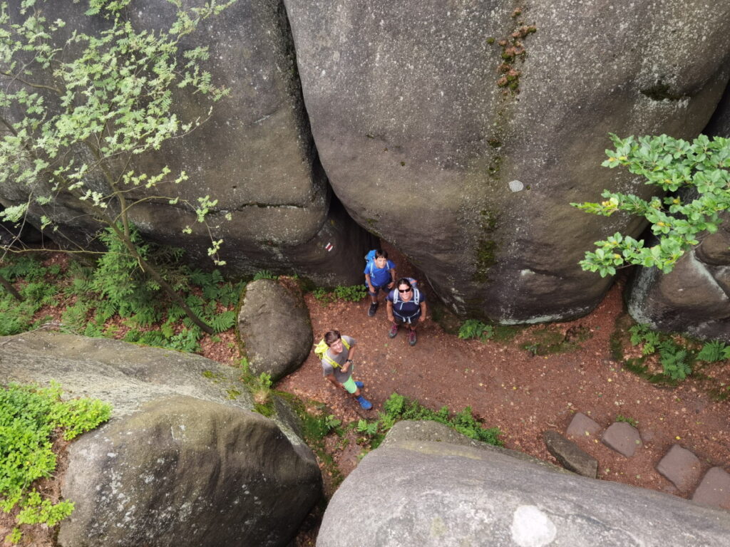 Familienurlaub Tschechien zwischen vielen meterhohen Felswänden