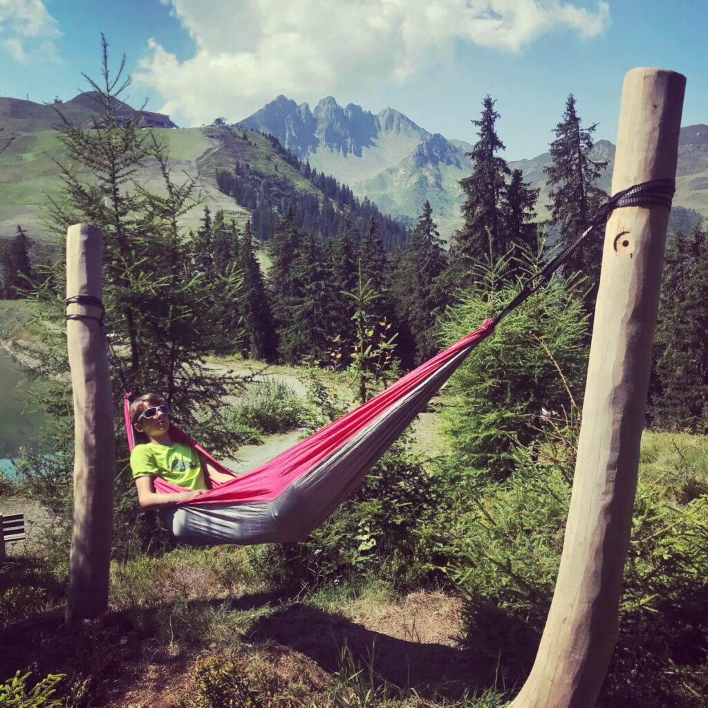 Familienurlaub Zillertal - chillen in der Hängematte mit Bergblick zum Kellerjoch