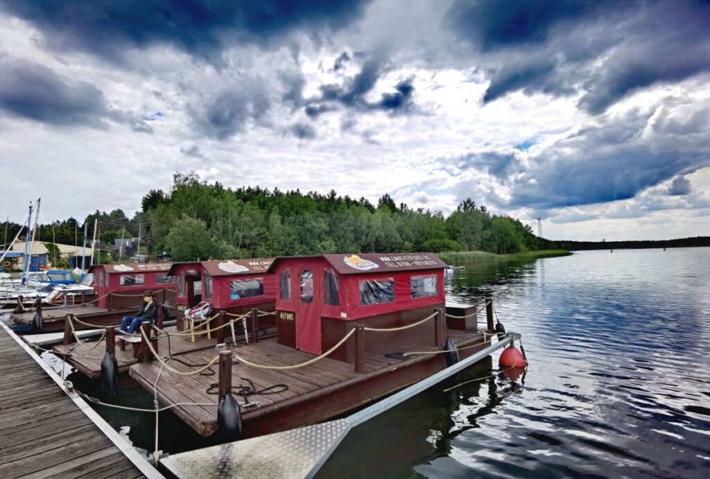 Familienurlaub am See Deutschland - Ausflug mit dem Floß am Senftenberger See