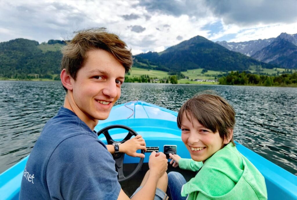 Familienurlaub am See Österreich - mit dem Elektroboot über den Walchsee fahren