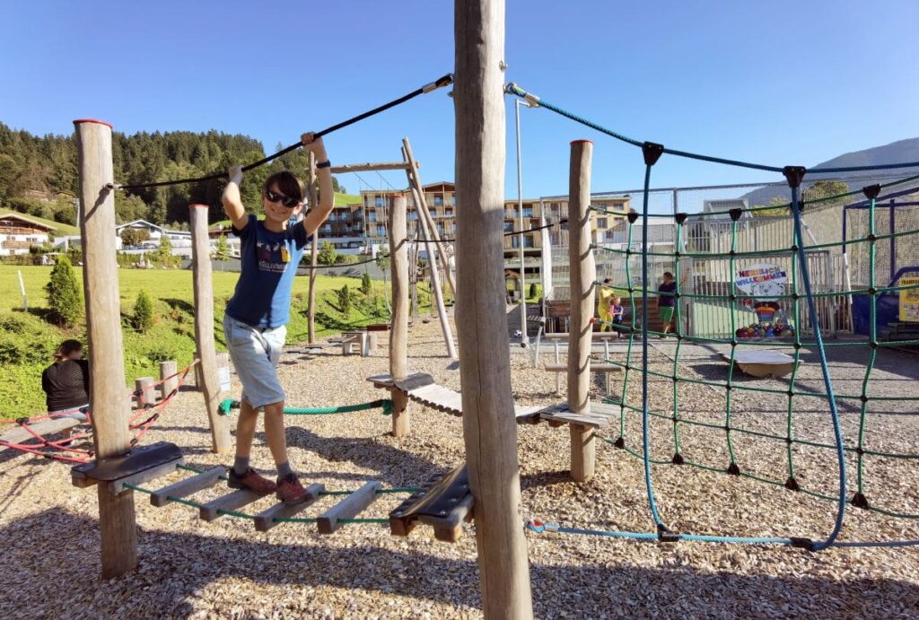 Familotel Hopfgarten - der Outdoorspielplatz hat es den Kindern besonders angetan