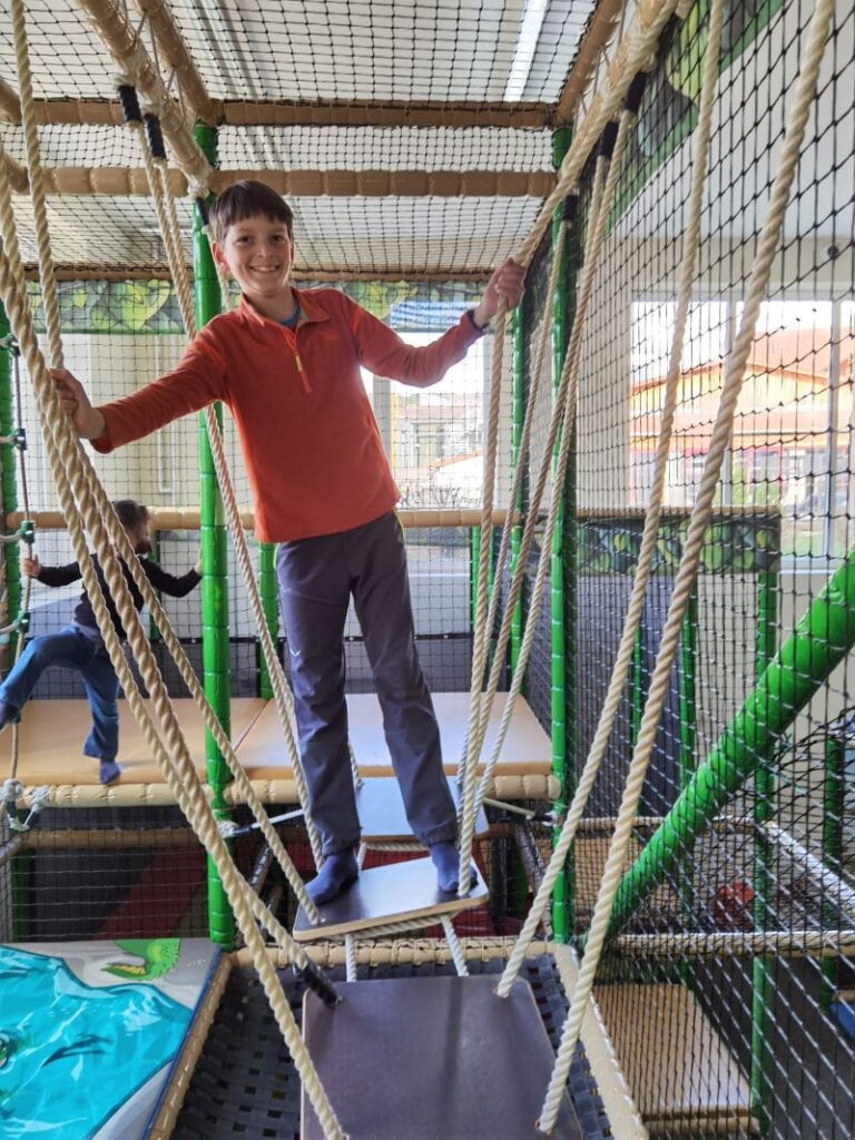 Riesiger Indoor Spielplatz im Familotel Schreinerhof - die Softplayanlage mit Rutsche, Balancieren, Trampolin und co