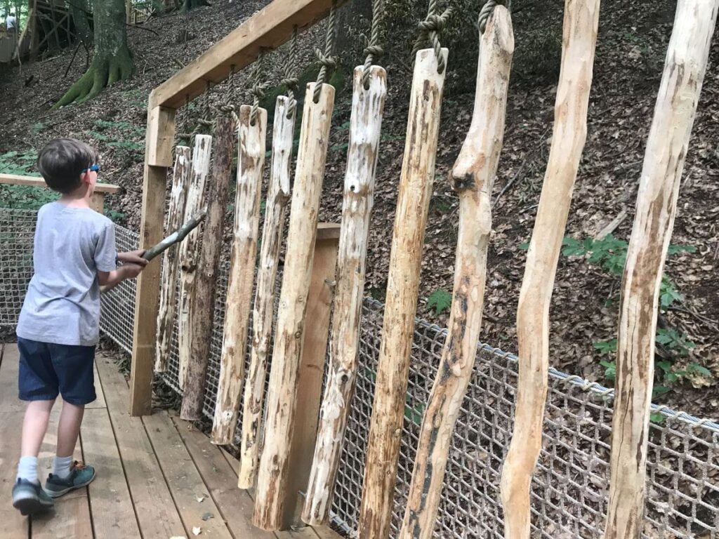 Eine der Spielstationen im Familywald Ossiacher See: Das riesige Klangspiel aus Holz