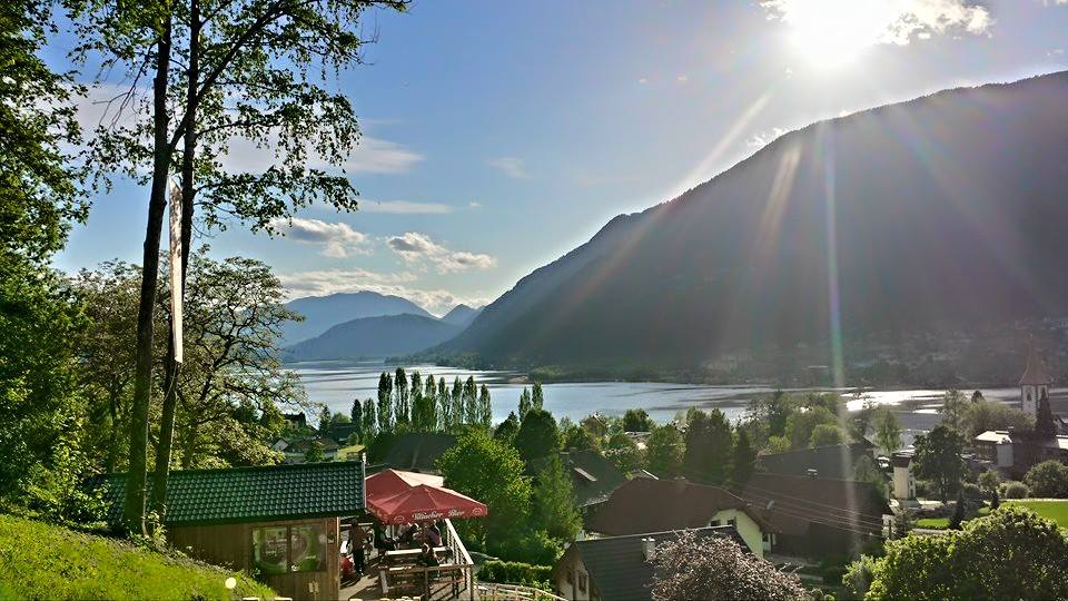 Pause am Kiosk - mit Blick auf See und Berge, Foto: Familywald Ossiacher See