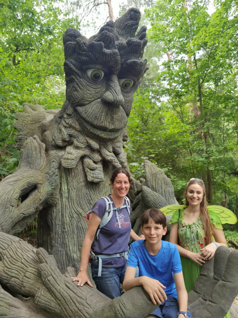 Märchenhafter Besuch im Feenweltchen - ein riesiger feenhafter Spielplatz im Wald