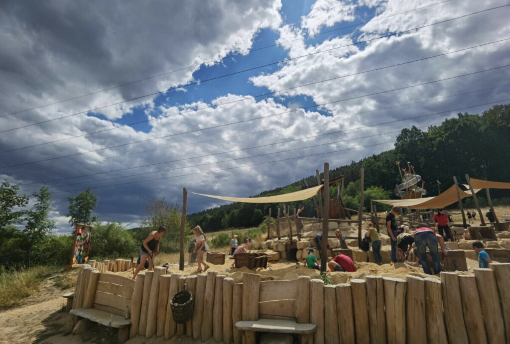 Großer Sandspielplatz im Feenweltchen