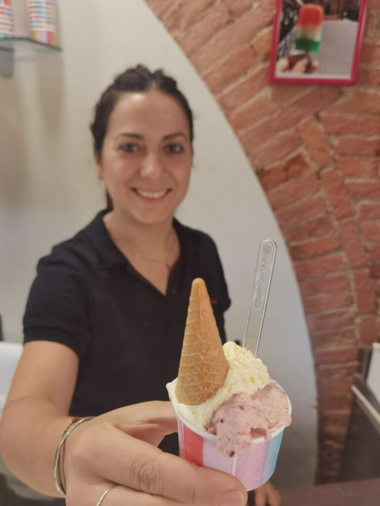 Eisverkostung in der Toskana mit Kindern - Julia präsentiert uns stolz die frischen Eissorten des Tages