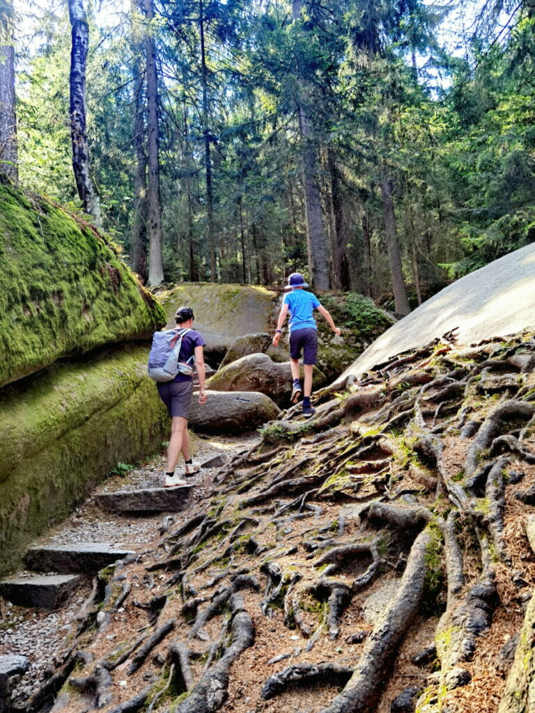 Felsenlabyrinth mit Kindern