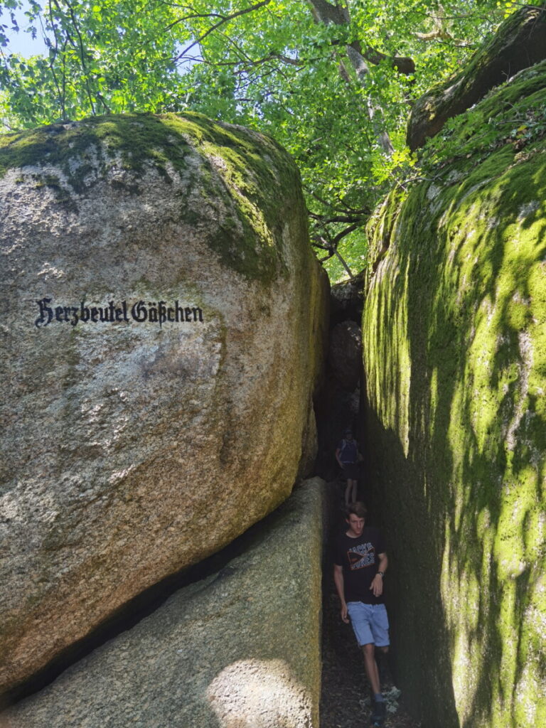 Das mystische Herzbeutel Gässchen - eine schmale Felsenspalte im Felsenpark Falkenstein