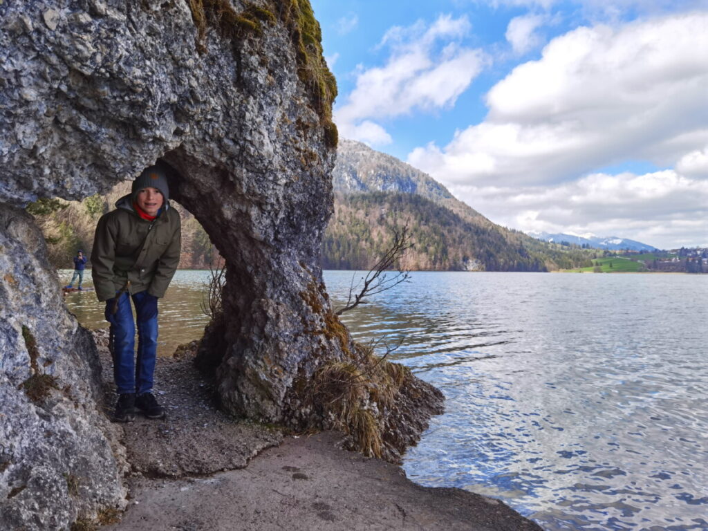 Wandern am Weissensee Füssen mit Kindern - mit Felsentor und schmalem Wanderpfad am See