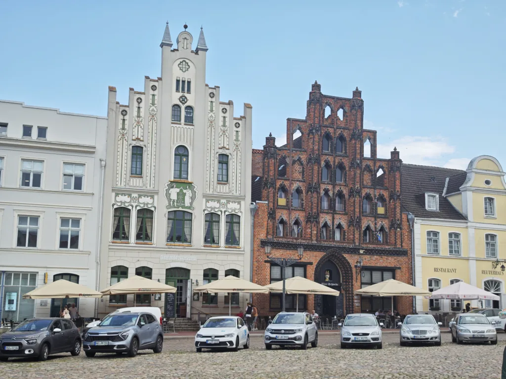 Die historische Altstadt von Wismar hat viele schöne Häuser