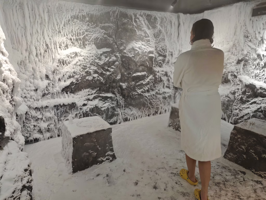 Besondere Abkühlung nach der Sauna - im Indoor Schneeraum bei -10 Grad