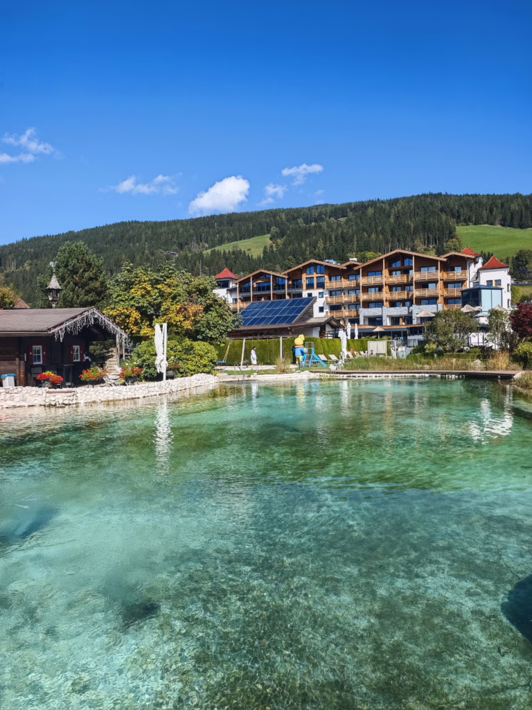 Der große Naturbadesee im Garten der Ferienwelt Kesselgrub