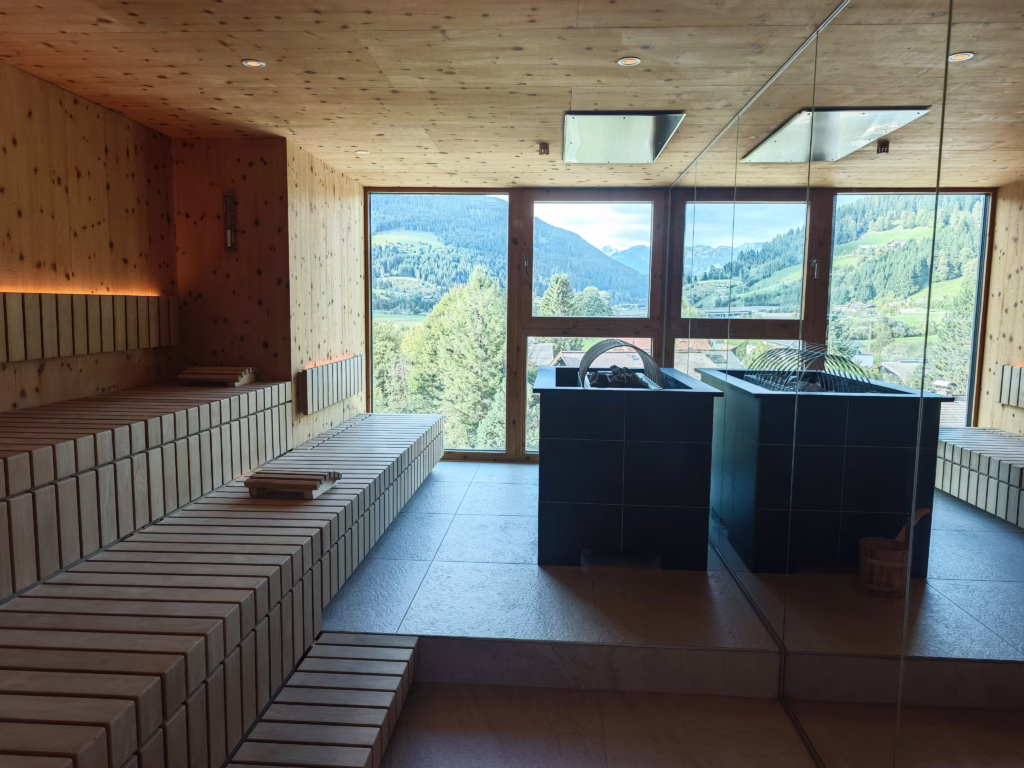 Aus der Sauna schaust du direkt in die Berge