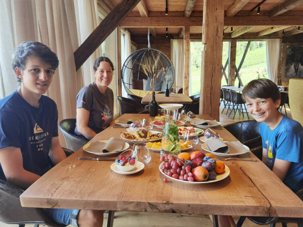 Urig zu sitzen und sehr umfangreich - so war das Frühstück in der Ferienwohnung Ritten