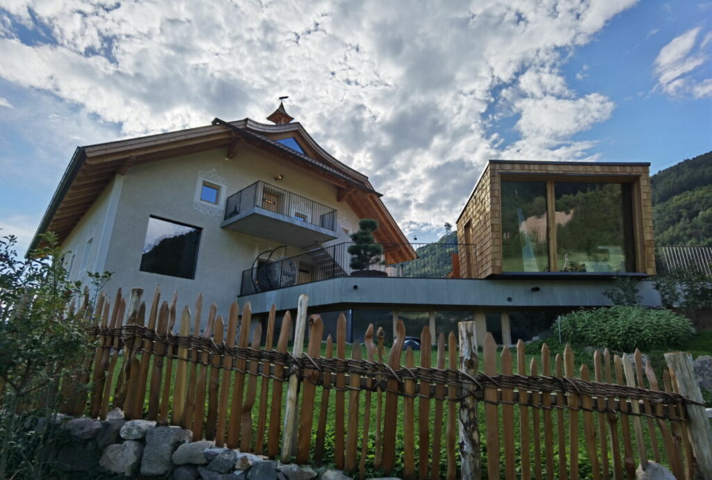 Links das Haus mit der Ferienwohnung am Ritten, rechts der kleine Zubau mit privater Sauna. Angeheizt mit Holzofen.