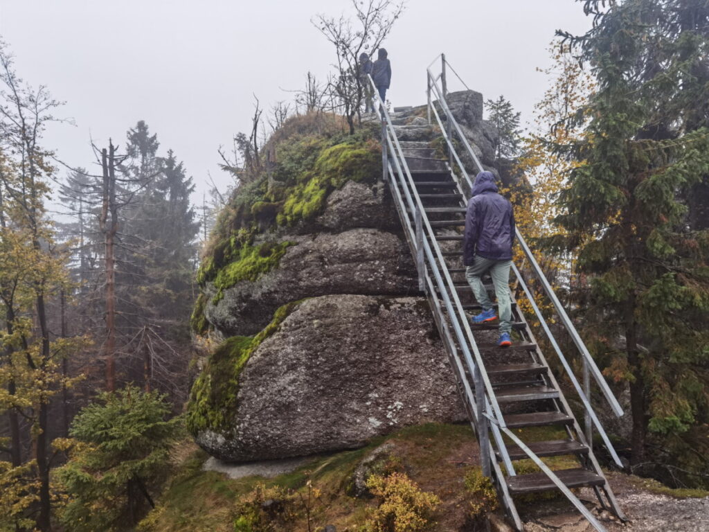 Aufstieg auf den Weißmainfelsen im Fichtelgebirge bei Regen