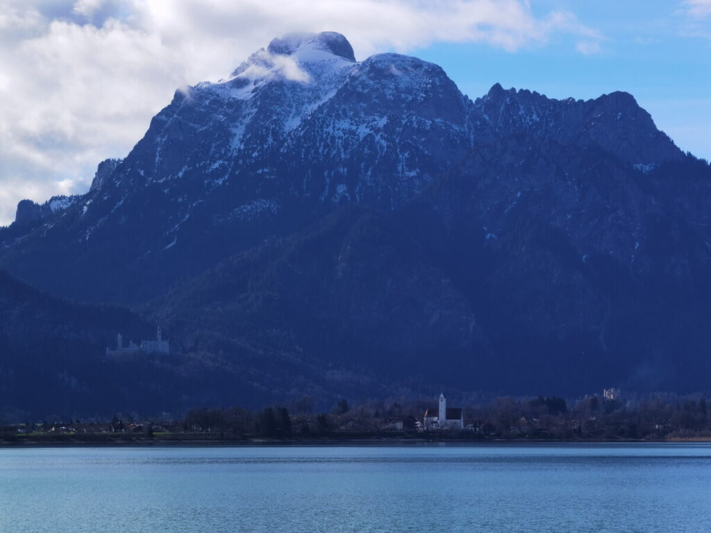 Sogat das Schloss Neuschwanstein (links im Bild) und das Schloss Hohenschwangau (rechts) sind zu sehen