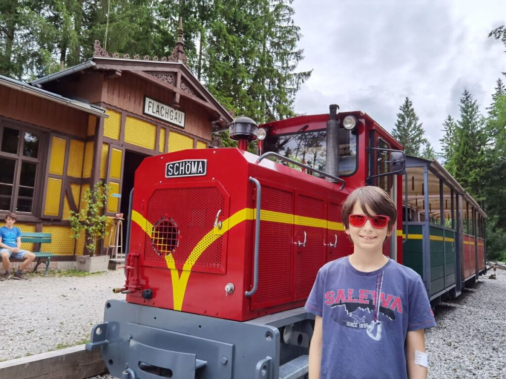 Bei der Museumseisenbahn im Freilichtmuseum Salzburg schlagen Kinderherzen höher