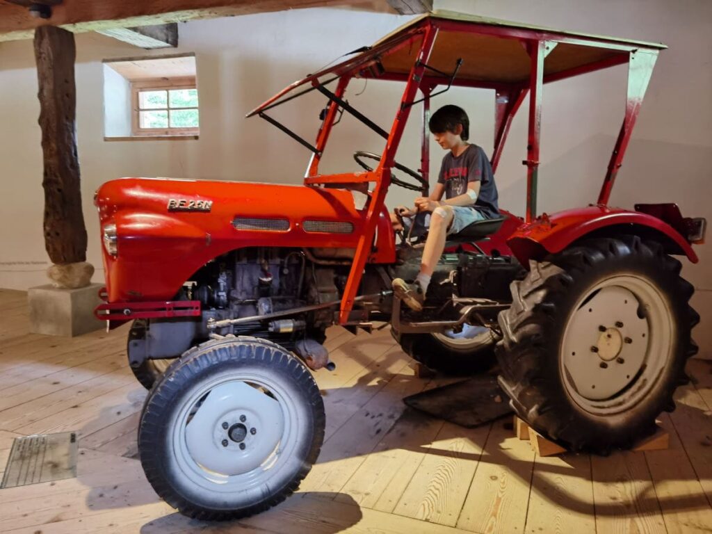 Für Kinder im Freilichtmuseum Salzburg möglich: Auf einem echten Traktor sitzen und alle Hebel ausprobieren...