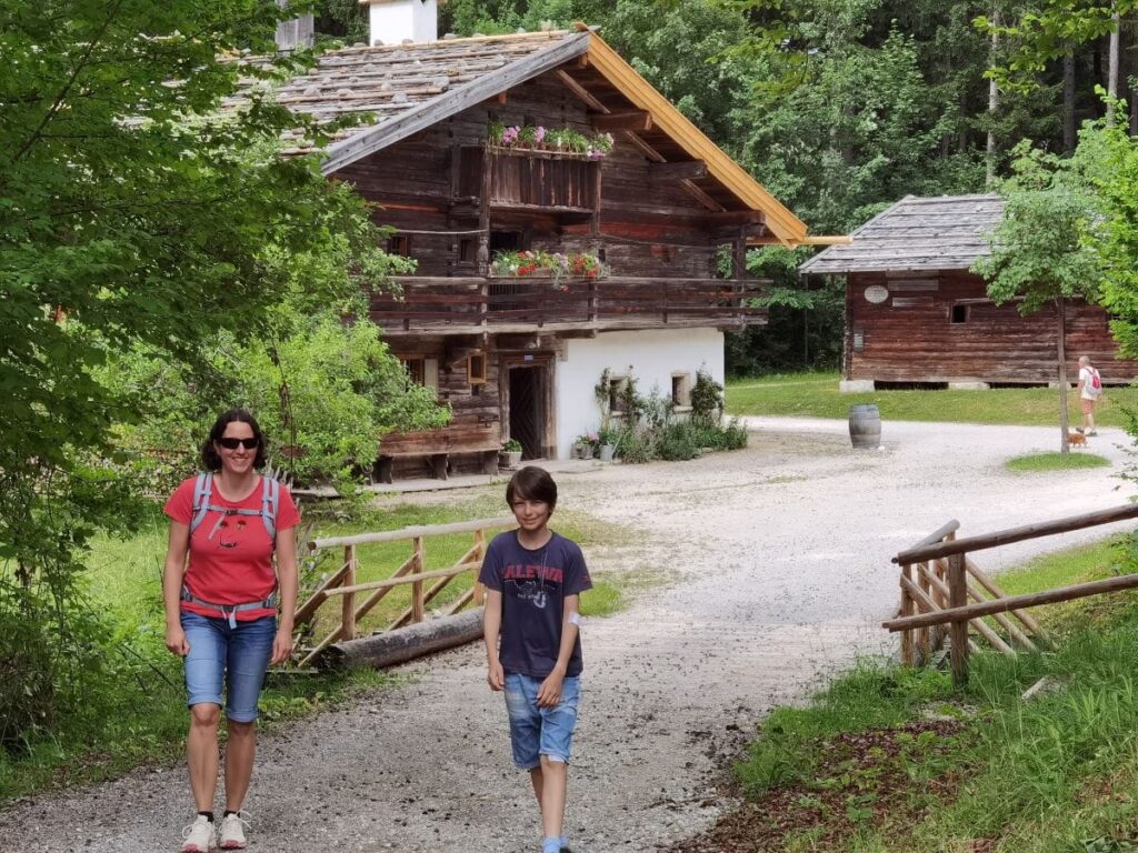 Weiter geht es im Freilichtmuseum Salzburg vom Bauernhof zu Bauernhof