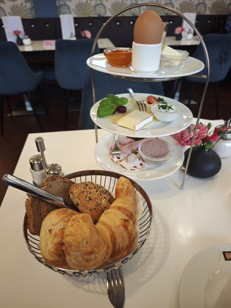 Frühstück in München in der Konditorei Widmann