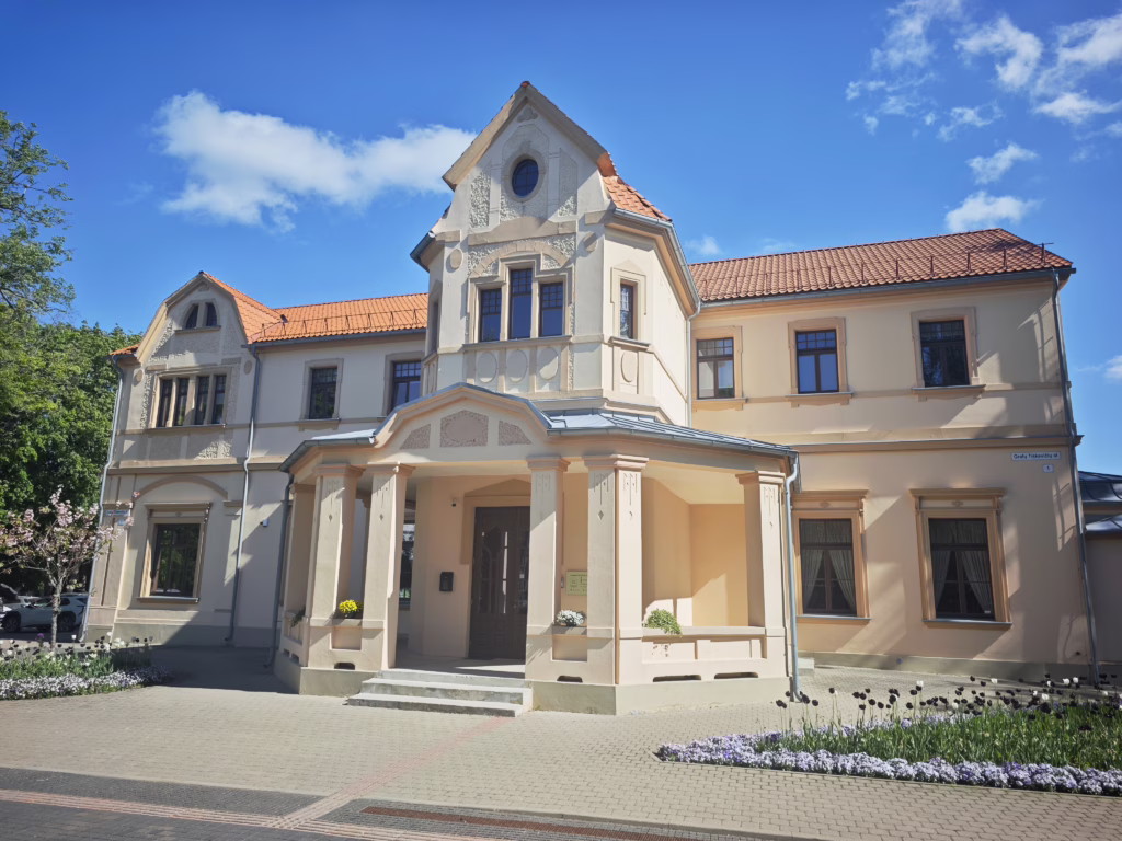 Das Kurhaus von Palanga - hier beginnt die Fußgängerzone. In der Gegend gibt es auch einige schöne Holzhäuser.