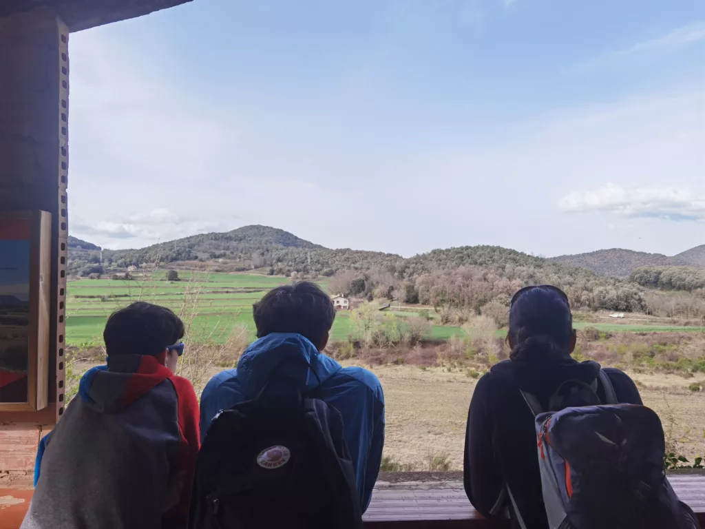 Aussicht über das Hügelland der Vulkane in der Garrotxa an der Costa Brava mit Kindern